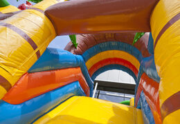 Acquistare un saltarello multiattività gonfiabile, ostacoli e scivolo con il tema Nave Pirata