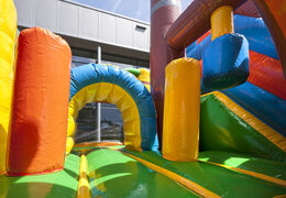 Ordina un piccolo castello gonfiabile multigiocatore per interni a tema barca dei pirati per bambini. Acquista castelli gonfiabili online su JB Gonfiabili Italia