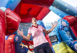 Ordina il gonfiabile IPS Ninja Splash con uno spruzzatore d'acqua per grandi e piccini. Acquista ora le attrazioni gonfiabili IPS Ninja online su JB Gonfiabili Italia