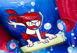 Acquista IPS Ninja Splash ermetico con uno spruzzatore d'acqua per grandi e piccini. Ordina ora le attrazioni gonfiabili IPS Ninja online su JB Gonfiabili Italia