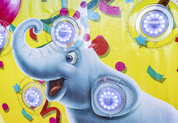 Gonfiabile IPS Splash Wall in tema Party - dettaglio con getto d'acqua in alto per grandi e piccini. Acquista ora i paraspruzzi gonfiabili IPS online su JB Gonfiabili Italia