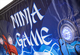 Gonfiabile IPS Splash Wall Ninja dettaglio a tema con uno spruzzo d'acqua sulla parte superiore per grandi e piccini. Acquista ora i paraspruzzi gonfiabili IPS online su JB Gonfiabili Italia