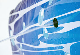 Tema subacqueo IPS Splash Wall gonfiabile unico - dettaglio con uno spruzzo d'acqua nella parte superiore per grandi e piccini. Acquista ora i paraspruzzi gonfiabili IPS online su JB Gonfiabili Italia