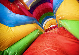 Acquistare un multiattività gonfiabile con ostacoli e scivoli con il tema superblocks