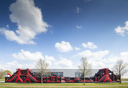 Ordina un percorso ad ostacoli gonfiabile rosso nero mega alligatore di 40 metri. Acquista ora i percorsi ad ostacoli gonfiabili online su JB Gonfiabili Italia