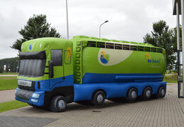 Ordina l'attrazione per camion gonfiabile De Heus. Acquista la replica del prodotto gonfiabile online su JB Gonfiabili Italia