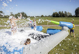 Acquista un cannone gonfiabile spara schiuma per le tue feste schiuma con il tema battaglia