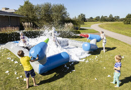 Acquista un cannone gonfiabile spara schiuma per le tue feste schiuma con il tema battaglia
