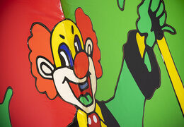 Scivolo gonfiabile perfetto in tema clown con oggetti 3D per bambini. Acquista ora gli scivoli gonfiabili online su JB Gonfiabili Italia