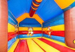 Acquista una saltarelli gonfiabili medio per bambini in colori vivaci con un grande oggetto 3D a forma di scimmia in cima. Ordina i castello gonfiabile medio online su JB Gonfiabili Italia