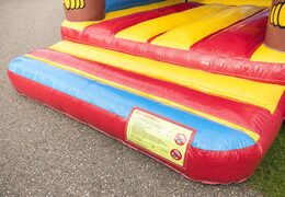 Saltarelli gonfiabili medio in colori sorprendenti e con un grande oggetto 3D di una scimmia in cima, in vendita per bambini. Acquista castello gonfiabile medio online su JB Gonfiabili Italia