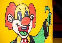 Acquista una saltarelli gonfiabili medio a tema circense con bellissime animazioni sia sulle pareti esterne che interne e sui pilastri per i bambini. Ordina i castello gonfiabile medio online su JB Gonfiabili Italia