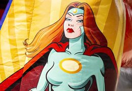 Ordina un piccolo castello gonfiabile con tetto in tema di supereroi per bambini. Acquista castelli gonfiabili su JB Gonfiabili Italia online