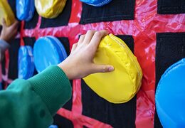 Ordina un gioco di tris gonfiabile per bambini. Acquista castelli gonfiabili online su JB Gonfiabili Italia