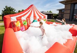 Acquista il gonfiabile con il tema carnevale della JB Bubble e organizza la tua festa schiuma facile da posizionare e utilizzare