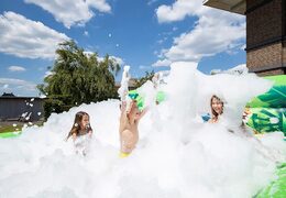 Acquista il gioco gonfiabile con la schiuma e organizza una festa schiuma per bambini con il tema giungla