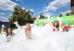 Acquista il gioco gonfiabile con la schiuma e organizza una festa schiuma per bambini con il tema giungla