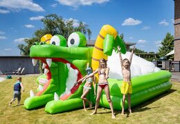 Acquista il gonfiabile con il tema coccodrillo della JB Bubble e organizza la tua festa schiuma facile da posizionare e utilizzare