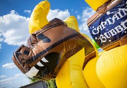 Acquista il gonfiabile con il tema pirata della JB Bubble e organizza la tua festa schiuma facile da posizionare e utilizzare