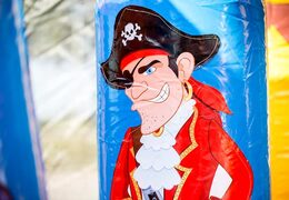 Ordina un grande castello gonfiabile pirata per interni con scivolo sulla superficie di salto, torre di arrampicata e divertenti ostacoli a tema pirata con stampe per bambini. Acquista castelli gonfiabili online su JB Gonfiabili Italia