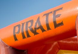 Acquista un grande castello gonfiabile dei pirati al coperto con scivolo sulla superficie di salto, torre di arrampicata e divertenti ostacoli a tema pirata con stampe per bambini. Ordina i castelli gonfiabili online su JB Gonfiabili Italia