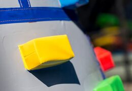 Castello gonfiabile coperta a tema castello con scivolo sulla superficie di salto, torre di arrampicata e divertenti ostacoli per i bambini. Acquista castelli gonfiabili online su JB Gonfiabili Italia