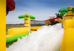 Acquista il gonfiabile centro sportivo con il tema pallacanestro, calcio e pallavolo della JB Bubble e organizza la tua festa schiuma facile da posizionare e utilizzare