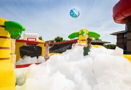Acquista il gonfiabile centro sportivo con il tema pallacanestro, calcio e pallavolo della JB Bubble e organizza la tua festa schiuma facile da posizionare e utilizzare