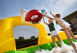 Acquista il gonfiabile centro sportivo con il tema pallacanestro, calcio e pallavolo della JB Bubble e organizza la tua festa schiuma facile da posizionare e utilizzare