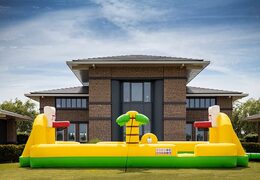 Acquista il gonfiabile centro sportivo con il tema pallacanestro, calcio e pallavolo della JB Bubble e organizza la tua festa schiuma facile da posizionare e utilizzare