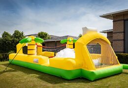 Acquista il gonfiabile centro sportivo con il tema pallacanestro, calcio e pallavolo della JB Bubble e organizza la tua festa schiuma facile da posizionare e utilizzare