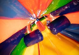 Ordina un castello gonfiabile con tunnel per gattonare da circo con ostacoli, una pista da arrampicata e uno scivolo per bambini. Acquista castelli gonfiabili online su JB Gonfiabili Italia