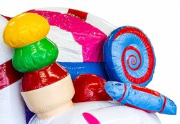 Castello gonfiabile per interni Candyland dal design unico con due ingressi, uno scivolo al centro e oggetti 3D per bambini. Acquista castelli gonfiabili online su JB Gonfiabili Italia