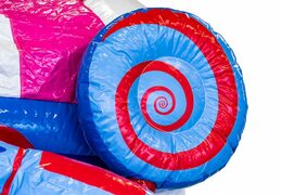 Castello gonfiabile a tema caramelle con scivolo e oggetti 3D per bambini. Acquista castelli gonfiabili online su JB Gonfiabili Italia