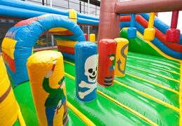 Ordina un castello gonfiabile della barca dei pirati in un design unico con due ingressi, uno scivolo al centro e oggetti 3D per i bambini. Acquista castelli gonfiabili online su JB Gonfiabili Italia