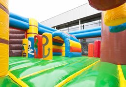 Castello gonfiabile a tema barca dei pirati con scivolo e oggetti 3D per bambini. Ordina i castelli gonfiabili online su JB Gonfiabili Italia