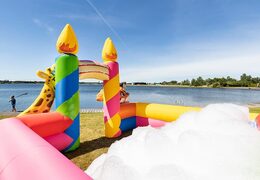 Acquista il gonfiabile con il tema festa della JB Bubble e organizza la tua festa schiuma facile da posizionare e utilizzare