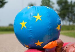 Acquistare un gioco gonfiabile semi aperto per bambini con ostacoli, tema circo.