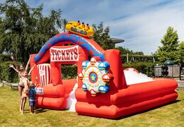 Acquista il gonfiabile con il tema Montagne Russe della JB Bubble e organizza la tua festa schiuma facile da posizionare e utilizzare