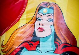 Acquista una castello gonfiabile a tema supereroe slidebox con uno scivolo per bambini. Acquista castelli gonfiabili online su JB Gonfiabili Italia