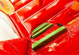 Castello gonfiabile multigiocatore da interno per vigili del fuoco dal design unico con due ingressi, uno scivolo al centro e oggetti 3D su ordinazione per i bambini. Acquista castelli gonfiabili online su JB Gonfiabili Italia