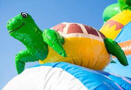 Acquistare un multigioco gonfiabile per bambini con tetto ostacoli e scivolo con il tema mondo mare