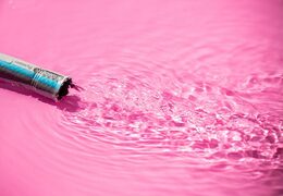 Acquistare un gioco gonfiabile per bambini con scivolo e piscina con il tema fenicottero