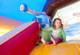 Acquistare un gioco gonfiabile spara palline con scivolo e tetto