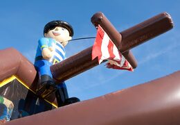 Acquistare un gioco gonfiabile spara palline con scivolo e tetto