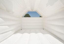 Ordina saltarelli gonfiabili medio a tema nuziale a forma di castello per bambini. Ordina castello gonfiabile medio online su JB Gonfiabili Italia