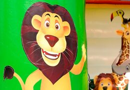 Acquista una castello gonfiabile midi in una combinazione di colori verde giallo e arancione con un tema giungla per bambini. Visita JJB Gonfiabili Italia online