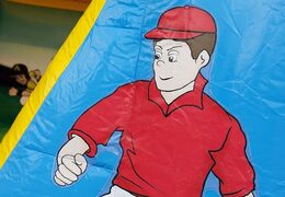 Castello gonfiabile piccola con tetto in tema calcio per l'acquisto dei bambini. Ordina castelli gonfiabili da JB Gonfiabili Italia online