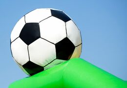 Acquista un saltarelli gonfiabili medio in colori accattivanti con un grande oggetto 3D a forma di pallone da calcio per bambini in cima. Ordina i castello gonfiabile medio online su JB Gonfiabili Italia