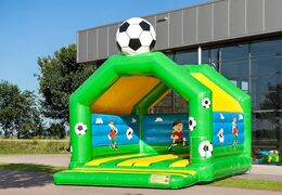 Groot overdekt springkasteel kopen in thema voetbal voor kinderen